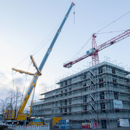 GMK6450-1 von MOBI-HUB pflückt 60m langen Kranausleger in 40m Höhe