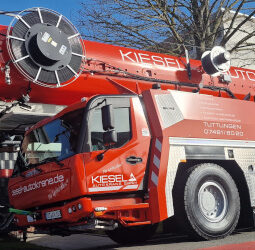Jubiläum mit 150 Tonnen Power: Kiesel Autokrane feiert 5 Jahre und übernimmt neuen Grove GMK5150L-1