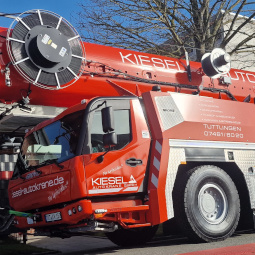 Jubiläum mit 150 Tonnen Power: Kiesel Autokrane feiert 5 Jahre und übernimmt neuen Grove GMK5150L-1